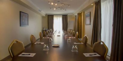 Professional meeting room at Hotel Brossard.