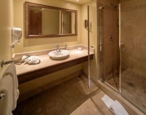 Private guest bathroom with shower and toiletries at Hotel Brossard.