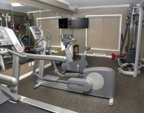 Equipped fitness center at Hotel Brossard. 