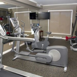 Equipped fitness center at Hotel Brossard. 