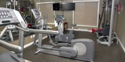 Equipped fitness center at Hotel Brossard. 