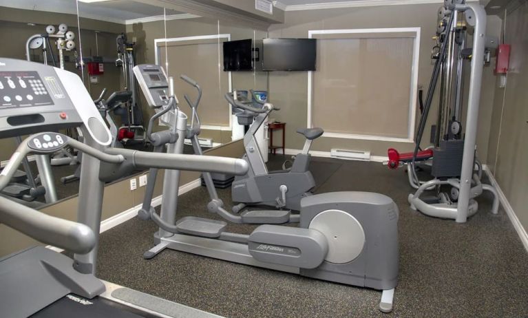 Equipped fitness center at Hotel Brossard. 