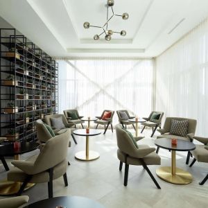 Lounge area perfect for co-working at DoubleTree By Hilton Montreal Airport.