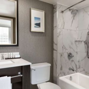 Private bathroom with tub at the Embassy Suites by Hilton Montreal Airport.