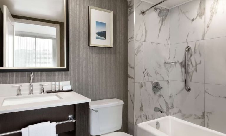 Private bathroom with tub at the Embassy Suites by Hilton Montreal Airport.