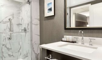 Private bathroom with shower at the Embassy Suites by Hilton Montreal Airport.