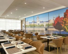 Bright and spacious dining area perfect for co-working at the Embassy Suites by Hilton Montreal Airport.