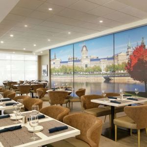 Bright and spacious dining area perfect for co-working at the Embassy Suites by Hilton Montreal Airport.