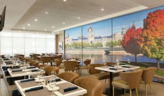 Bright and spacious dining area perfect for co-working at the Embassy Suites by Hilton Montreal Airport.