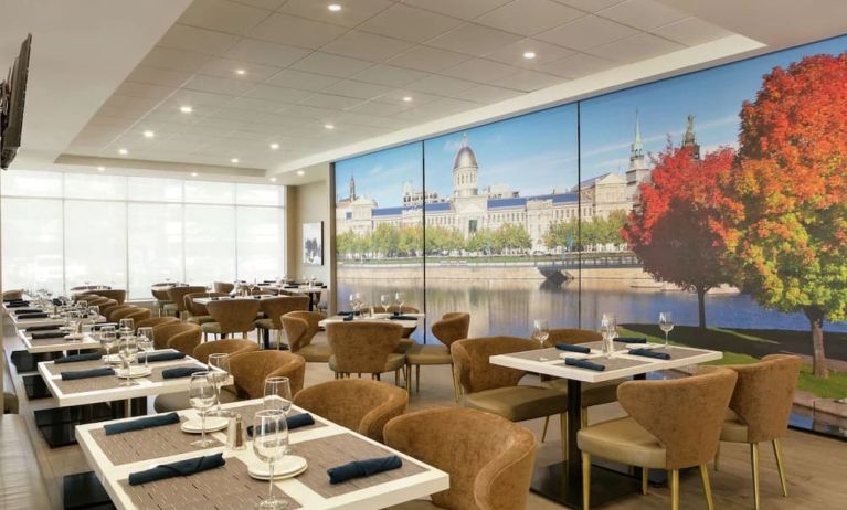 Bright and spacious dining area perfect for co-working at the Embassy Suites by Hilton Montreal Airport.