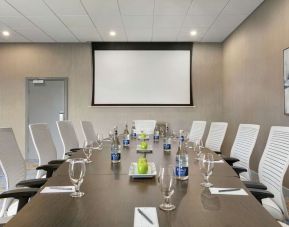 Professional meeting room at the Embassy Suites by Hilton Montreal Airport.