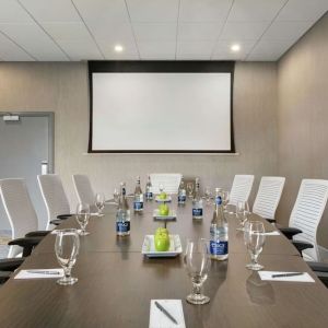 Professional meeting room at the Embassy Suites by Hilton Montreal Airport.