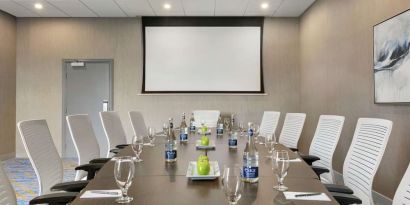 Professional meeting room at the Embassy Suites by Hilton Montreal Airport.