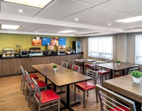 Dining area perfect for coworking at Comfort Inn Sudbury East.