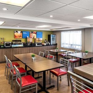 Dining area perfect for coworking at Comfort Inn Sudbury East.