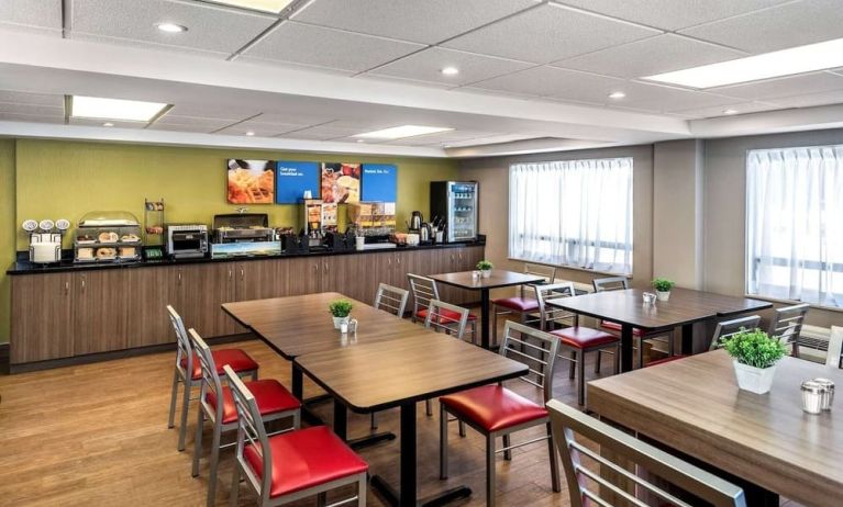 Dining area perfect for coworking at Comfort Inn Sudbury East.