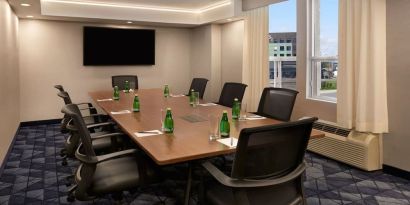 Professional meeting room at Courtyard By Marriott Kitchener.