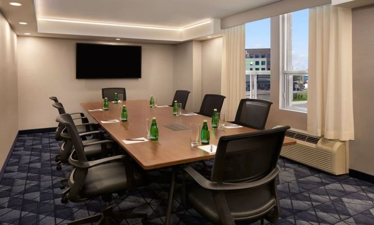 Professional meeting room at Courtyard By Marriott Kitchener.