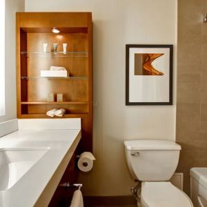 Private guest bathroom with shower and tub at Hilton Mississauga Meadowvale.