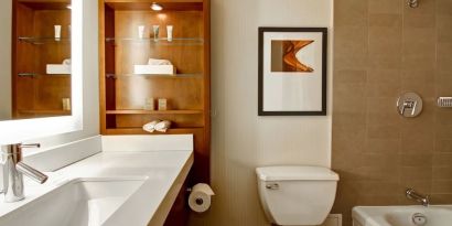 Private guest bathroom with shower and tub at Hilton Mississauga Meadowvale.