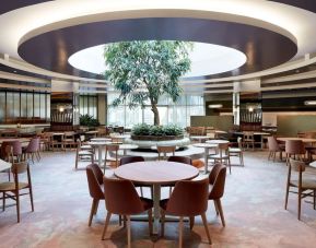 Bright and spacious dining area, perfect for co-working at DoubleTree By Hilton Montreal.