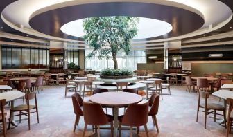 Bright and spacious dining area, perfect for co-working at DoubleTree By Hilton Montreal.