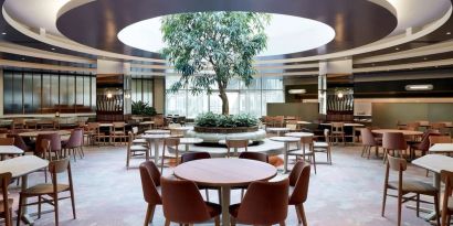 Bright and spacious dining area, perfect for co-working at DoubleTree By Hilton Montreal.