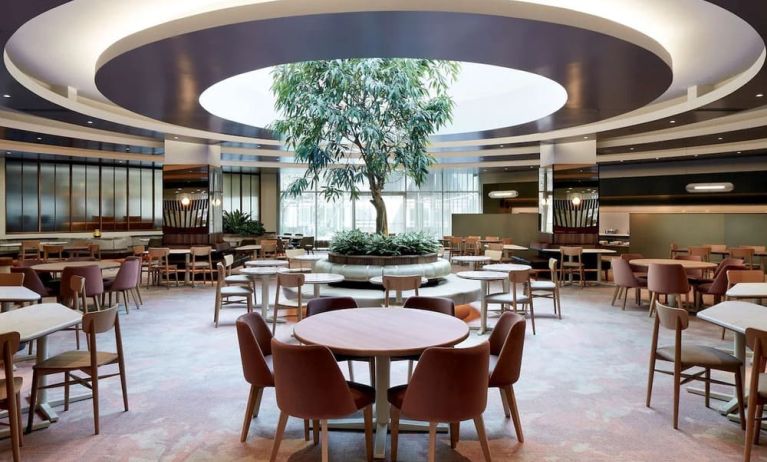 Bright and spacious dining area, perfect for co-working at DoubleTree By Hilton Montreal.