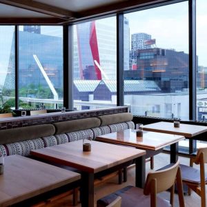 Dining area with comforatble seating, perfect for co-working at DoubleTree By Hilton Montreal.