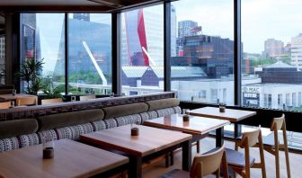 Dining area with comforatble seating, perfect for co-working at DoubleTree By Hilton Montreal.