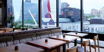 Dining area with comforatble seating, perfect for co-working at DoubleTree By Hilton Montreal.