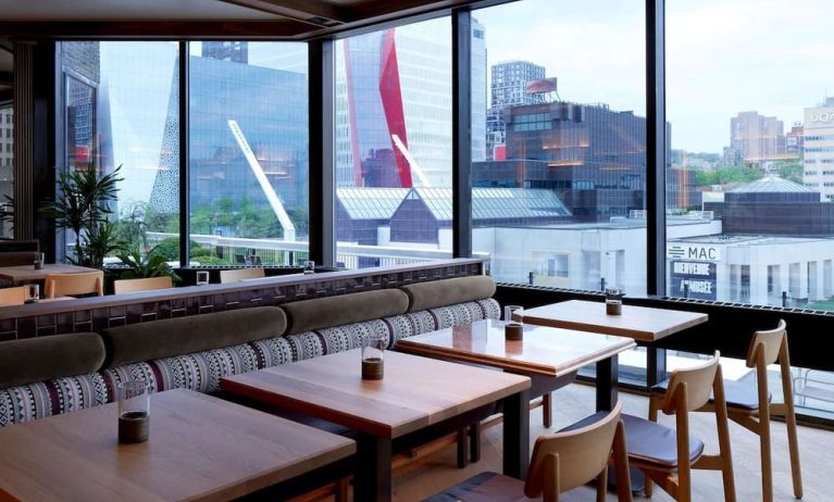 Dining area with comforatble seating, perfect for co-working at DoubleTree By Hilton Montreal.