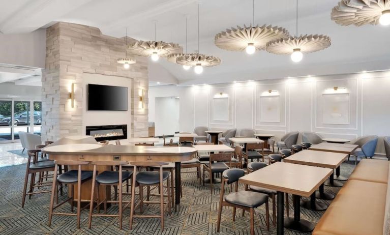 Dining area with comfortable seating, perfect for co-working at Homewood Suites By Hilton Toronto-Markham.