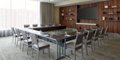 Professional meeting room at Hilton Garden Inn Montreal Midtown.