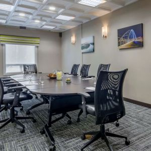 Professional meeting room at Hampton Inn & Suites By Hilton Edmonton/West.