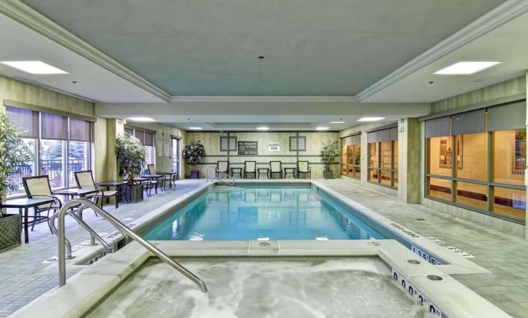 Relaxingo indoor pool at the  Hampton Inn & Suites By Hilton Guelph.