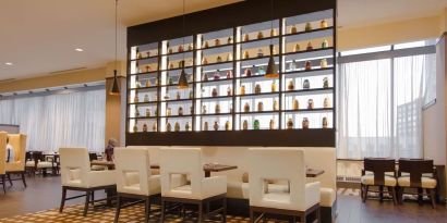 Dining area perfect for coworking at Hilton Albany.
