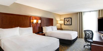 Day use twin room with TV, work desk and private bathroom  at the Holiday Inn Oakville Centre.