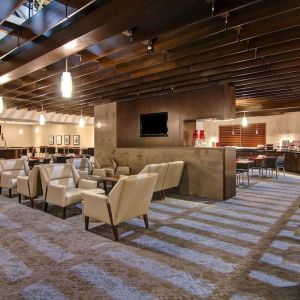 Hotel dining area with comfortable seating perfect for co-working at the Holiday Inn Oakville Centre.