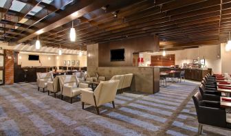 Hotel dining area with comfortable seating perfect for co-working at the Holiday Inn Oakville Centre.