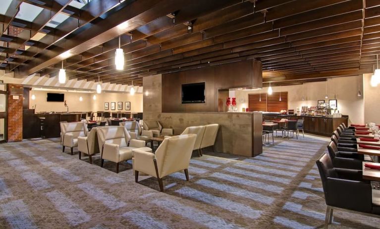 Hotel dining area with comfortable seating perfect for co-working at the Holiday Inn Oakville Centre.