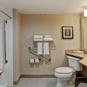 Private guest bathroom with shower and free toiletries at the Holiday Inn Oakville Centre.
