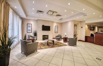 Hotel lobby with lounge area at Amenida Residences.