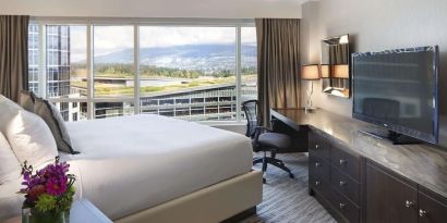 Standard day use room with TV, work desk and private bathroom at the Fairmont Waterfront.