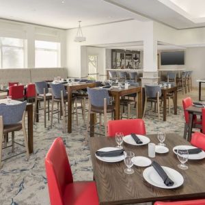 Dining area perfect for coworking at Hilton Garden Inn Boca Raton.