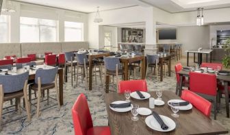 Dining area perfect for coworking at Hilton Garden Inn Boca Raton.