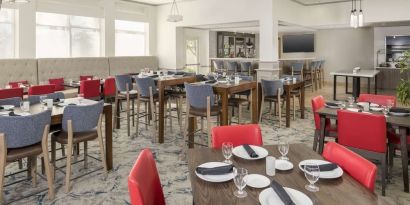 Dining area perfect for coworking at Hilton Garden Inn Boca Raton.