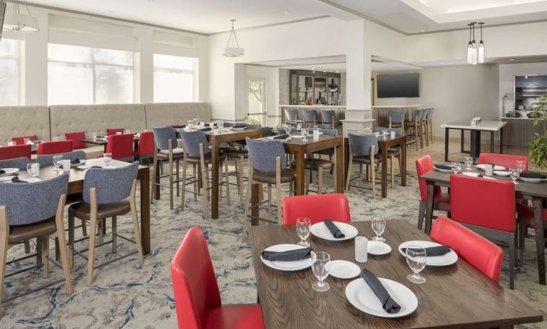 Dining area perfect for coworking at Hilton Garden Inn Boca Raton.