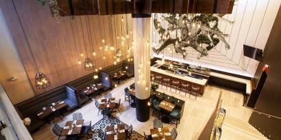 Modern dining area perfect for coworking at Innside By Melia New York Nomad.