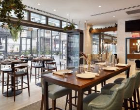 Dining area with natural light at Innside By Melia New York Nomad.